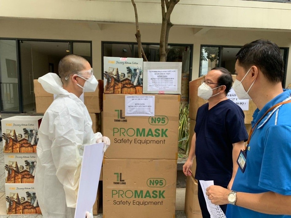 Sư cô Thích nữ Huệ Đức trao quà ủng hộ y bác sĩ tuyến đầu tại Bệnh viện Dã chiến số 8 - Ảnh: QATV Sư cô Thích nữ Huệ Đức trao quà ủng hộ y bác sĩ tuyến đầu tại Bệnh viện Dã chiến số 8 - Ảnh: QATV