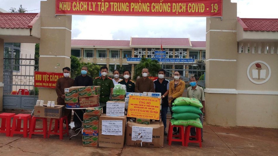 Trao tặng vật dụng bảo hộ y tế và các nhu yếu phẩm