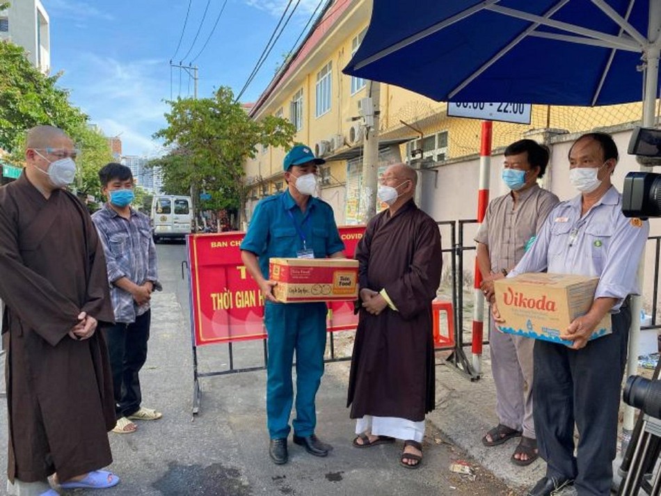 Hoà thượng Thích Trí Viên, chùa Pháp Hội trao quà tại chốt kiểm dịch Hoà thượng Thích Trí Viên, chùa Pháp Hội trao quà tại chốt kiểm dịch