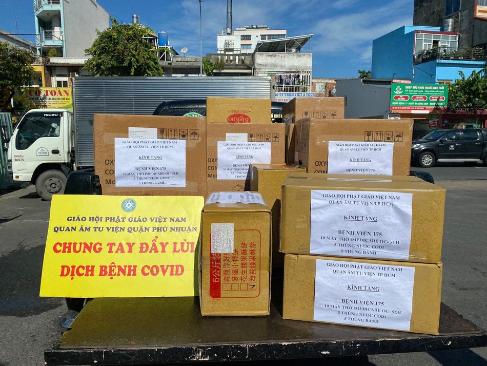 Chương trình "Chung tay đẩy lùi dịch bệnh Covid" trao tặng đến Bệnh viện Quân y 175 - Ảnh: QÂTV Chương trình "Chung tay đẩy lùi dịch bệnh Covid" trao tặng đến Bệnh viện Quân y 175 - Ảnh: QÂTV