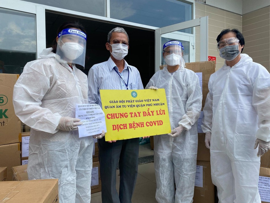 Sư cô Thích nữ Huệ Đức, Cty gỗ Tiến Triển trao quà đến đại diện Trung tâm Y tế thị xã Tân Uyên - Ảnh: QÂTV Sư cô Thích nữ Huệ Đức, Cty gỗ Tiến Triển trao quà đến đại diện Trung tâm Y tế thị xã Tân Uyên - Ảnh: QÂTV