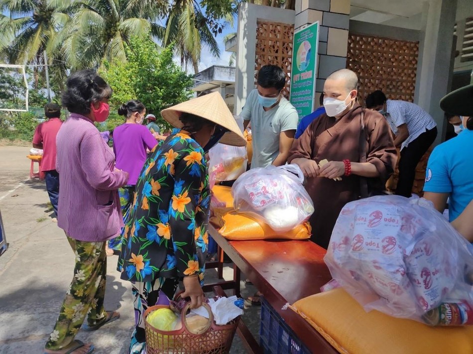 Chùa Phật Bửu trao quà đến người nghèo Chùa Phật Bửu trao quà đến người nghèo