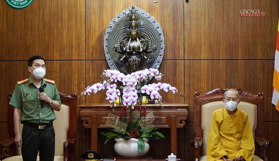 Đại tá Nguyễn Sỹ Quang chúc mừng chư tôn đức Ban Trị sự có thêm một tuổi hạ Đại tá Nguyễn Sỹ Quang chúc mừng chư tôn đức Ban Trị sự có thêm một tuổi hạ