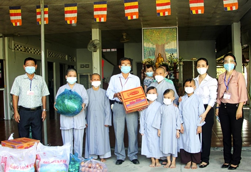 Đại diện Trung tâm Cứu trợ Covid-19 Khánh Hòa trao quà đến chùa Phước Tường, xã Phước Đồng Đại diện Trung tâm Cứu trợ Covid-19 Khánh Hòa trao quà đến chùa Phước Tường, xã Phước Đồng