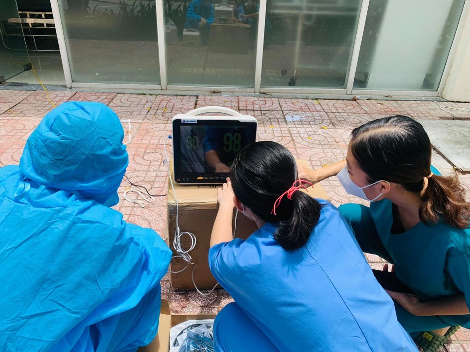 Máy Monitor dùng để theo dõi mạch, huyết áp, nhiệt độ, nhịp thở, chỉ số SPO2, theo dõi điện tim... Máy Monitor dùng để theo dõi mạch, huyết áp, nhiệt độ, nhịp thở, chỉ số SPO2, theo dõi điện tim...