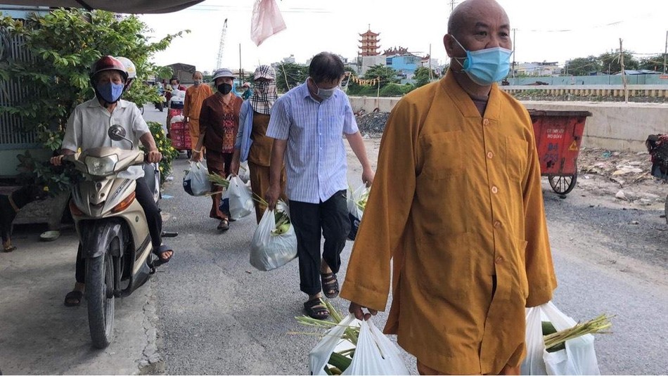 Hỗ trợ rau củ quả cho người dân khó khăn Hỗ trợ rau củ quả cho người dân khó khăn