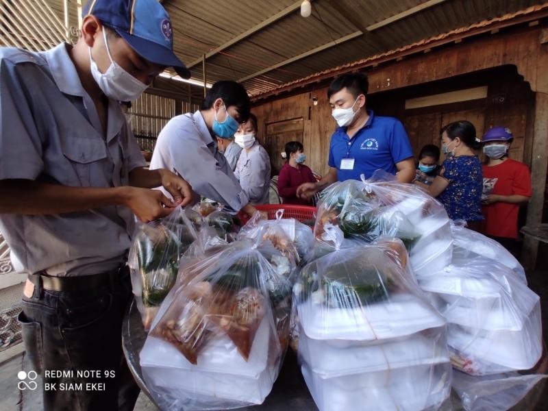 Các huynh trưởng chuẩn bị suất cơm tặng đến hai điểm cách ly Các huynh trưởng chuẩn bị suất cơm tặng đến hai điểm cách ly