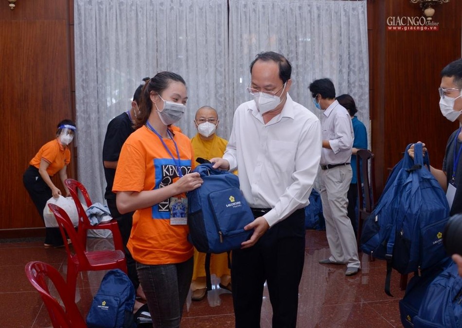 Ông Nguyễn Hồ Hải trao quà đến tình nguyện viên Ông Nguyễn Hồ Hải trao quà đến tình nguyện viên