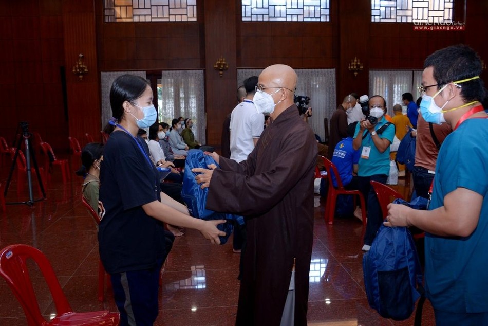 Thượng tọa Thích Thiện Quý trao quà đến tình nguyện viên Thượng tọa Thích Thiện Quý trao quà đến tình nguyện viên