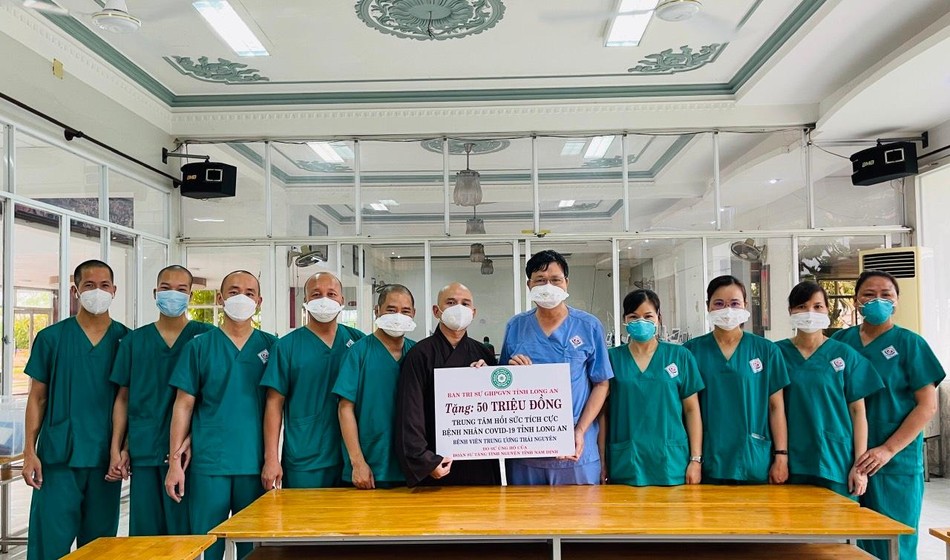 Đại đức Thích Lệ Ngôn đại diện trao tặng số tiền 50 triệu đồng đến Trung tâm Hồi sức Covid-19 Trung ương tại Long An