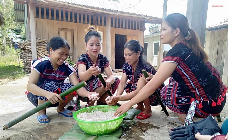 Chị em phụ nữ xã a nông chuẩn bị gạo nương để nấu cơm.