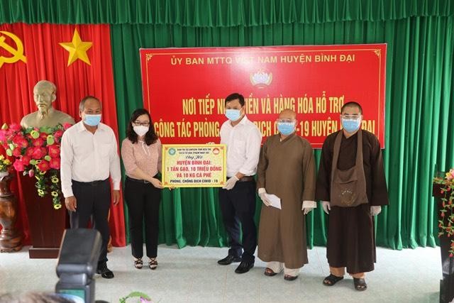 Trao quà tại huyện Bình Đại Trao quà tại huyện Bình Đại