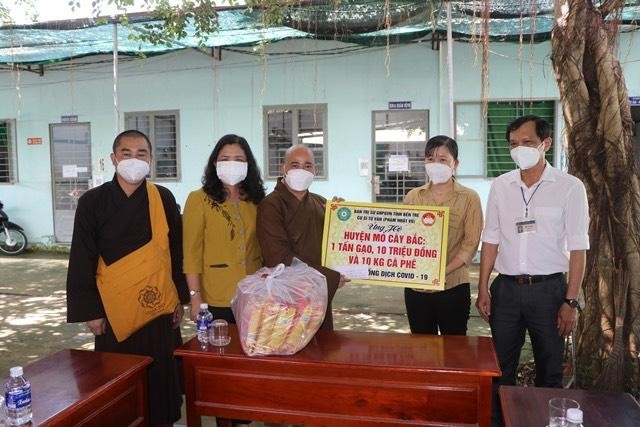 Trao quà tại huyện Mỏ Cày Bắc Trao quà tại huyện Mỏ Cày Bắc