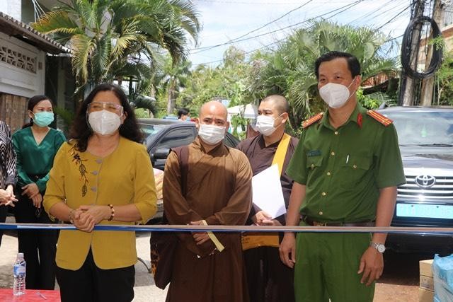 Thăm hỏi bà con trong khu cách ly Thăm hỏi bà con trong khu cách ly