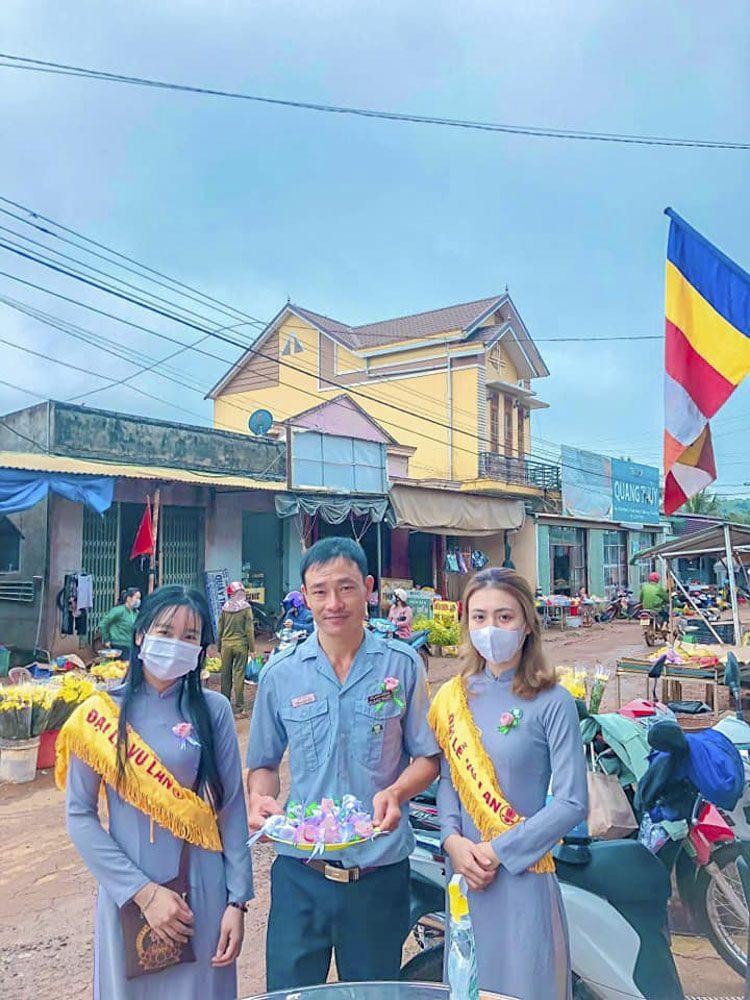 Các huynh trưởng Gia đình Phật tử chuẩn bị cho lễ cài hoa hồng Các huynh trưởng Gia đình Phật tử chuẩn bị cho lễ cài hoa hồng