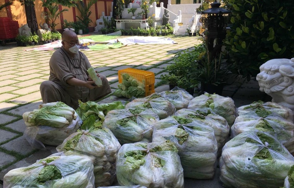 Thượng tọa Thích Đồng Văn chuẩn bị rau củ gởi đến bà con Thượng tọa Thích Đồng Văn chuẩn bị rau củ gởi đến bà con