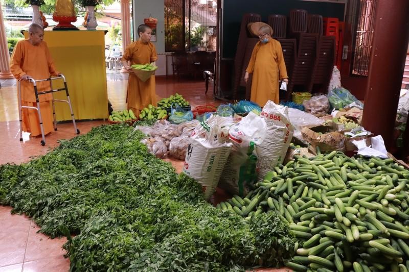 Rau củ được chư Ni chuẩn bị tặng đến những gia đình khó khăn - Ảnh: ĐPKS Rau củ được chư Ni chuẩn bị tặng đến những gia đình khó khăn - Ảnh: ĐPKS