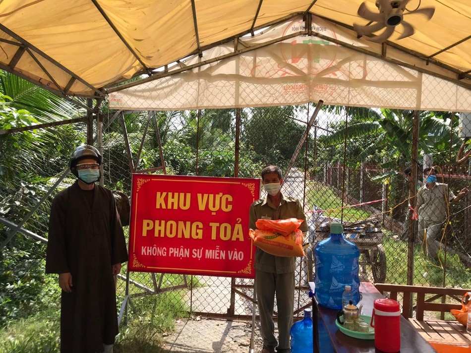 Thượng tọa Thích Thiện Thông trao quà tại khu phong tỏa