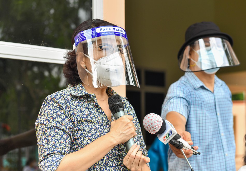 Bà Tô Thị Bích Châu trân trọng cảm ơn, ghi nhận sự đóng góp của các tình nguyện viên - Ảnh: Trí Thông