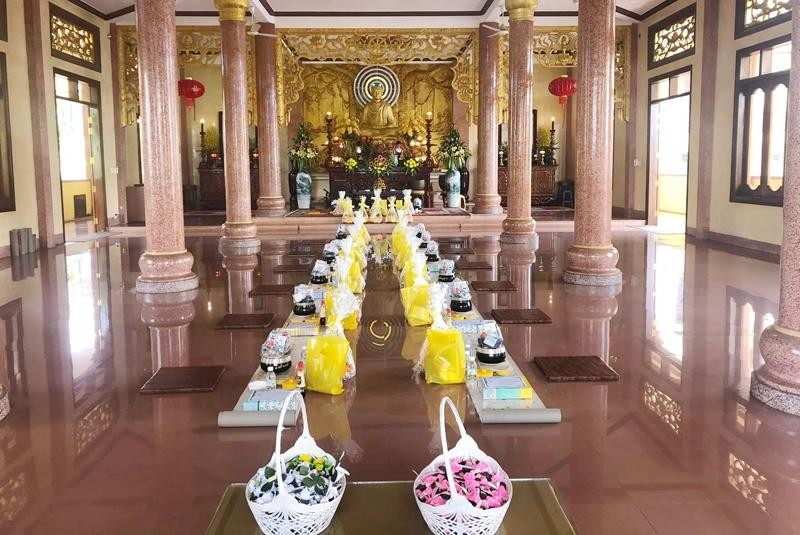 Thiện nam tín nữ cúng dường tứ sự Thiện nam tín nữ cúng dường tứ sự