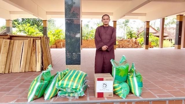 Các chùa được nhóm Phật tử cúng dường thực phẩm thiết yếu Các chùa được nhóm Phật tử cúng dường thực phẩm thiết yếu