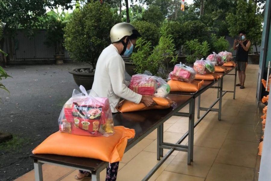 Bà con khó khăn bởi dịch bệnh Covid-19 được hỗ trợ kịp thời Bà con khó khăn bởi dịch bệnh Covid-19 được hỗ trợ kịp thời