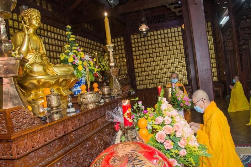 Hòa thượng Thích Châu Quang niêm hương bạch Phật Hòa thượng Thích Châu Quang niêm hương bạch Phật