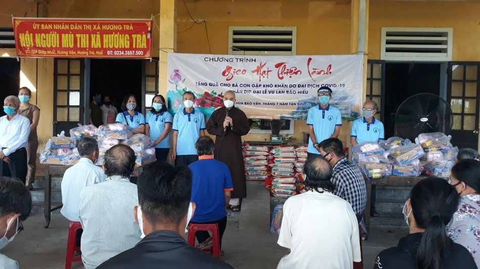 Đoàn từ thiện Ban Trị sự GHPGVN thị xã Hương Trà trao quà Đoàn từ thiện Ban Trị sự GHPGVN thị xã Hương Trà trao quà