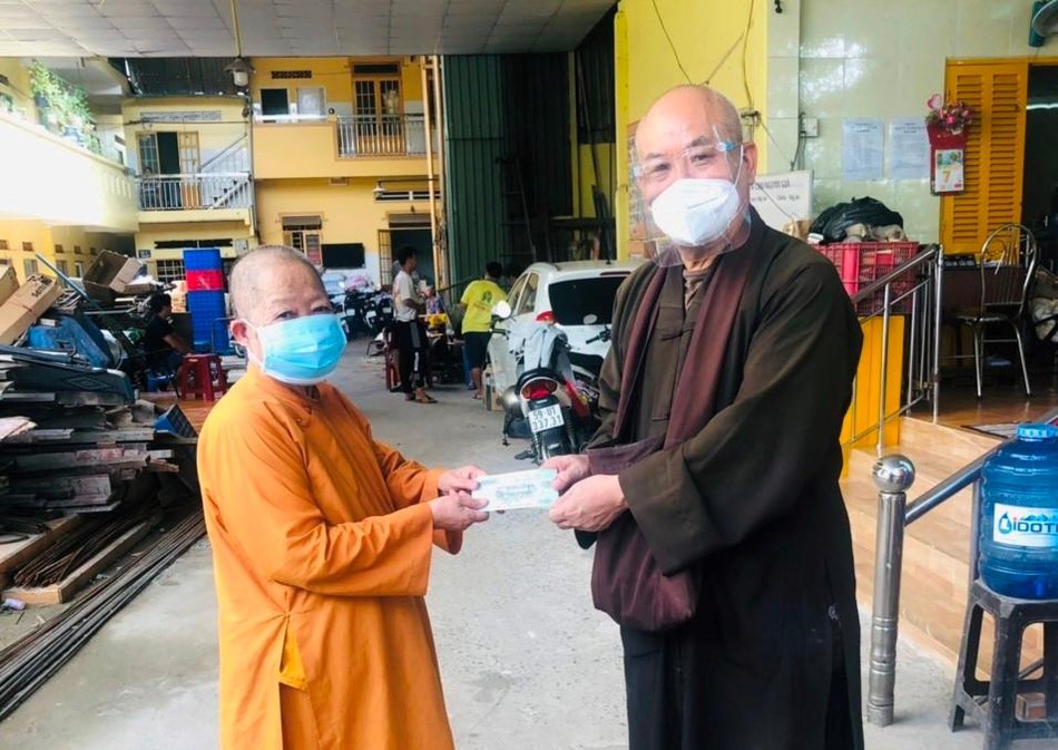 Hòa thượng Thích Chơn Tịnh trao tịnh tài ủng hộ Mái ấm Ngọc Quang đến Ni trưởng TN Vạn Liên