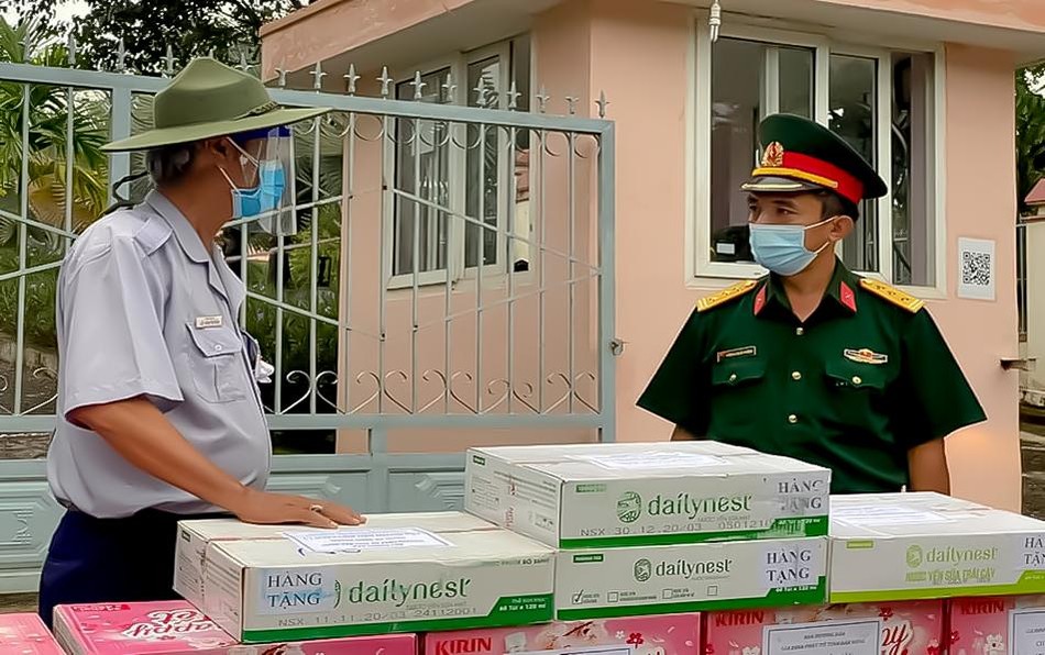 Trao quà đến đại diện Trường Quân sự huyện Đắk Song Trao quà đến đại diện Trường Quân sự huyện Đắk Song