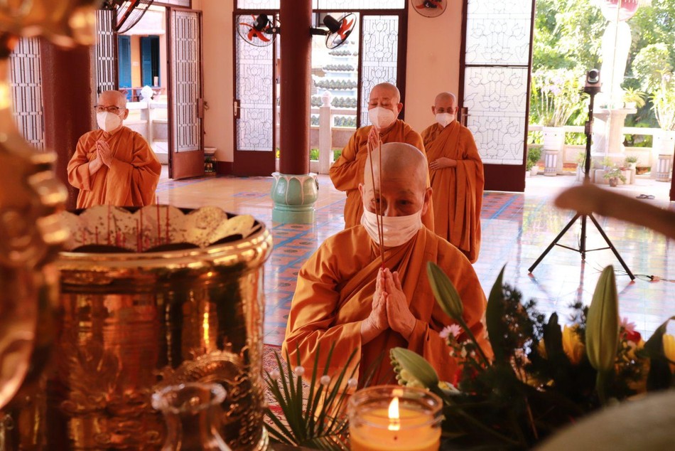 Chư Ni niêm hương bạch Phật tại chánh điện Chư Ni niêm hương bạch Phật tại chánh điện