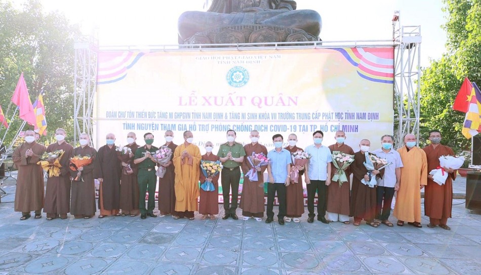 10 tình nguyện viên chụp ảnh lưu niệm 10 tình nguyện viên chụp ảnh lưu niệm