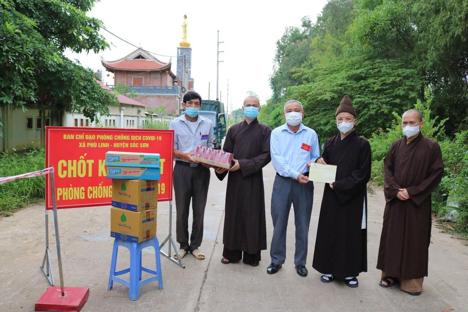 Hòa thượng Thích Thanh Quyết trao quà tại chốt kiểm dịch phòng Covid-19 Hòa thượng Thích Thanh Quyết trao quà tại chốt kiểm dịch phòng Covid-19