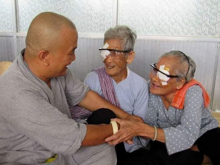 Anh Cường thăm hỏi và hỗ trợ người già phẫu thuật mắt - Ảnh fb nhân vật Anh Cường thăm hỏi và hỗ trợ người già phẫu thuật mắt - Ảnh fb nhân vật