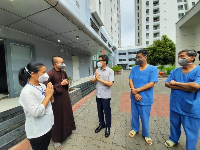 Phó Thủ tướng Vũ Đức Đam thăm hỏi các tình nguyện viên Phật giáo tại Bệnh viện Dã chiến số 10 - Ảnh: Tiến Long Phó Thủ tướng Vũ Đức Đam thăm hỏi các tình nguyện viên Phật giáo tại Bệnh viện Dã chiến số 10 - Ảnh: Tiến Long