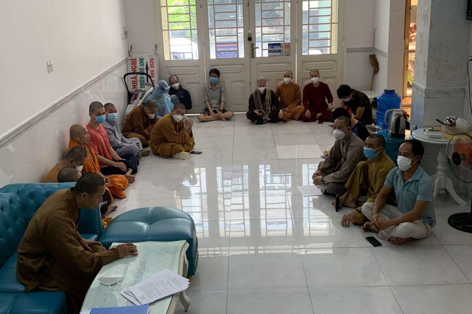 Buổi sinh hoạt của đội tình nguyện viên Buổi sinh hoạt của đội tình nguyện viên