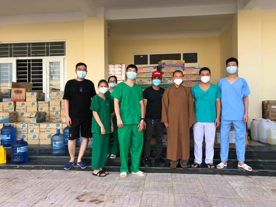 Tặng quà và thăm hỏi y bác sĩ tuyến đầu Tặng quà và thăm hỏi y bác sĩ tuyến đầu