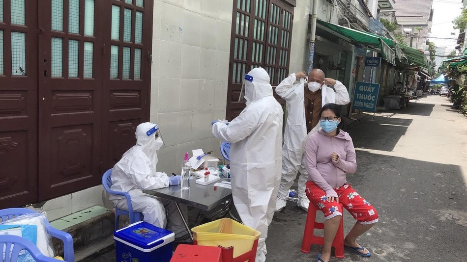 Nhóm lấy mẫu xét nghiệm cho người dân Nhóm lấy mẫu xét nghiệm cho người dân