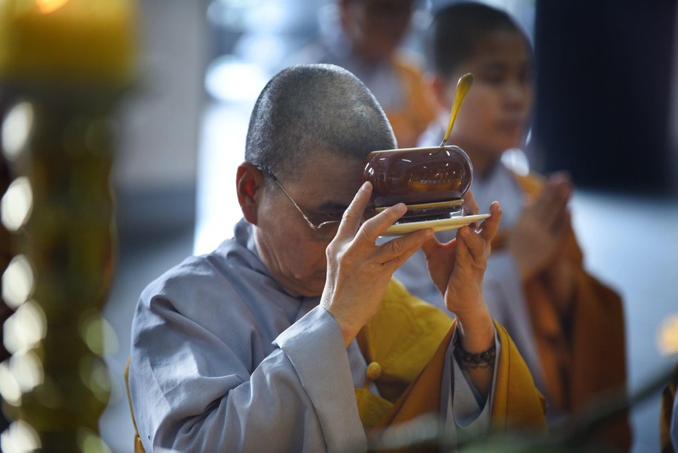 Thành kính dâng phạn thực cúng dường - Ảnh: K.Sơn Thành kính dâng phạn thực cúng dường - Ảnh: K.Sơn