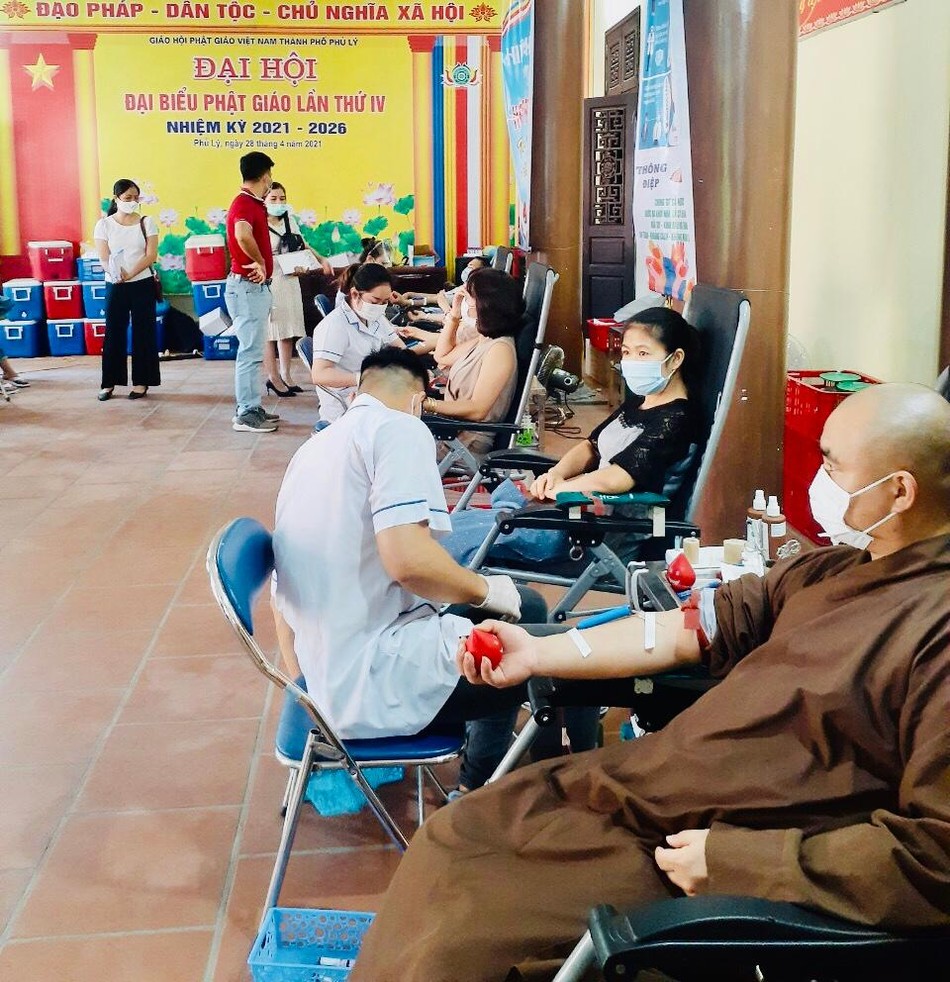 Chư Tăng, Phật tử hiến máu Chư Tăng, Phật tử hiến máu