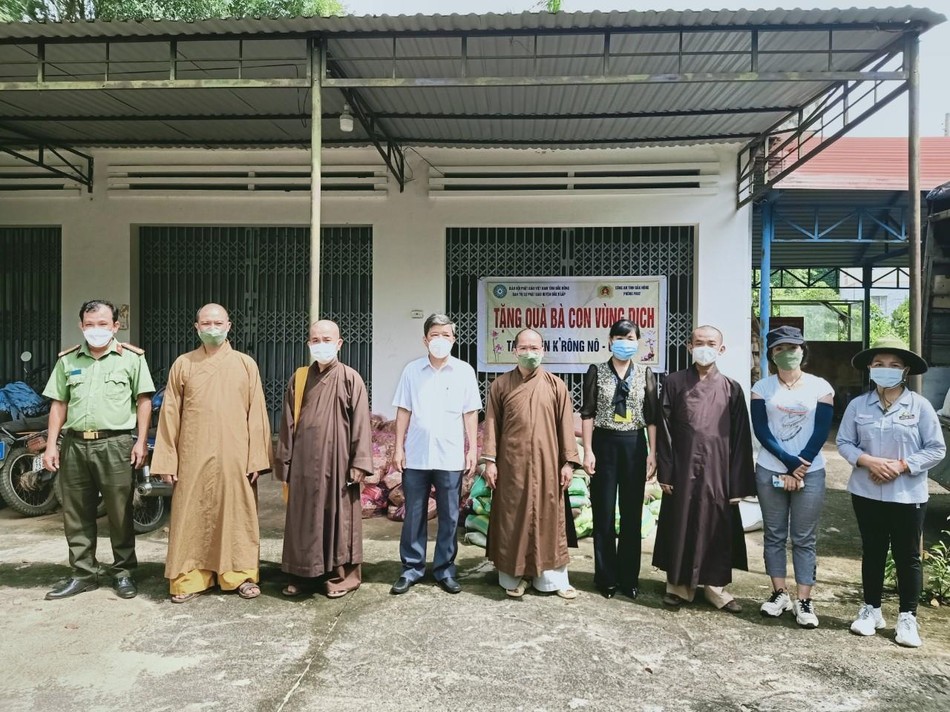 Chư tôn đức Ban Trị sự Phật giáo Đắk Nông, Phật giáo huyện Đắk R’lấp đến tặng quà cho người dân khó khăn do ảnh hưởng bởi Covid-19 Chư tôn đức Ban Trị sự Phật giáo Đắk Nông, Phật giáo huyện Đắk R’lấp đến tặng quà cho người dân khó khăn do ảnh hưởng bởi Covid-19