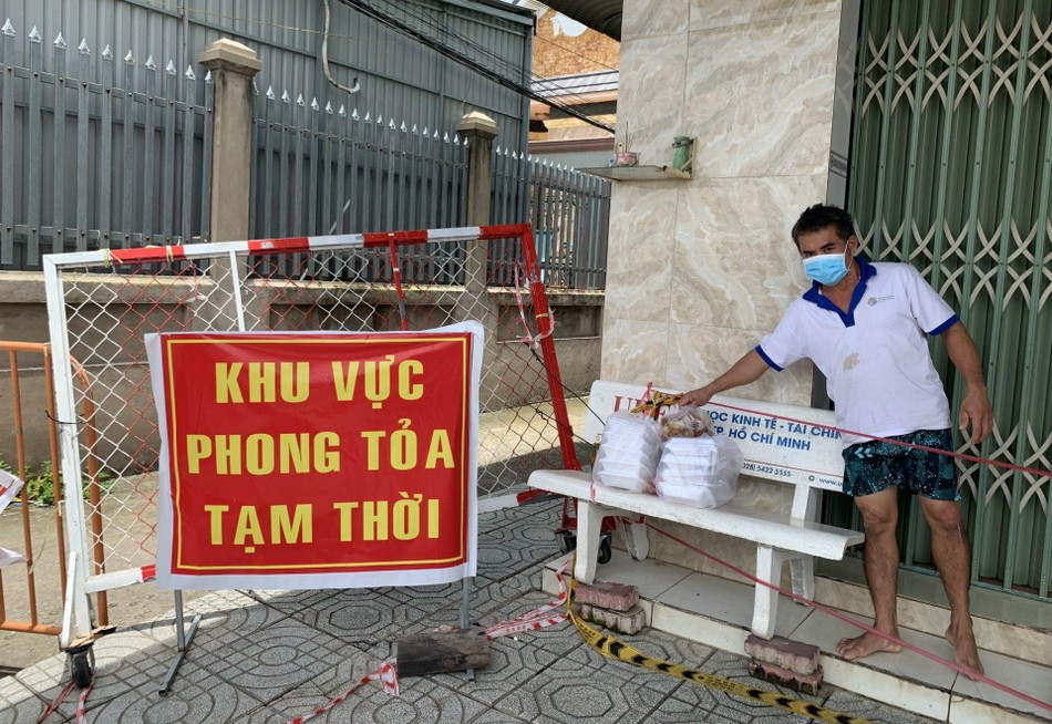 Những suất cơm được trao đến người dân khu phong tỏa Những suất cơm được trao đến người dân khu phong tỏa