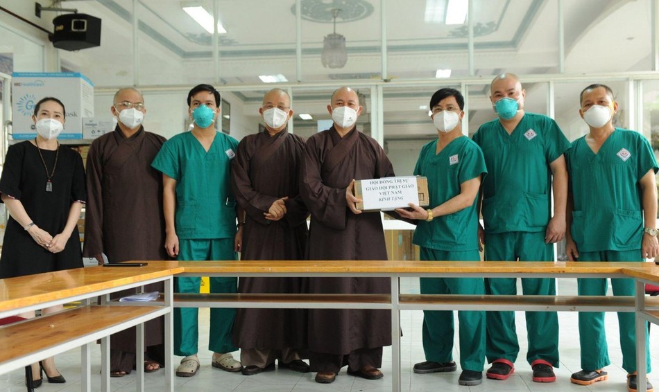 Thượng tọa Thích Đức Thiện tặng quà lực lượng tuyến đầu tại Trung tâm Hồi sức tích cực người bệnh Covid-19 trực thuộc Bệnh viện đa khoa Trung ương Thái Nguyên Thượng tọa Thích Đức Thiện tặng quà lực lượng tuyến đầu tại Trung tâm Hồi sức tích cực người bệnh Covid-19 trực thuộc Bệnh viện đa khoa Trung ương Thái Nguyên