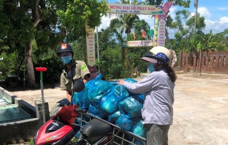 Các phần quà được chuyển đến cho bà con khó khăn Các phần quà được chuyển đến cho bà con khó khăn