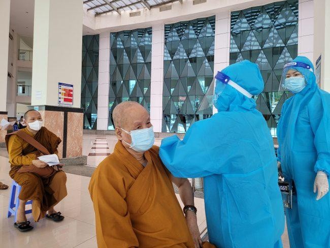 Chức sắc Phật giáo được tiêm vắc-xin mũi 2