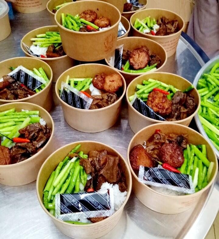 Các suất ăn trưa của chùa Viên Giác gởi chăm lo cho lực lượng tuyến đầu chống dịch - Ảnh: VG Các suất ăn trưa của chùa Viên Giác gởi chăm lo cho lực lượng tuyến đầu chống dịch - Ảnh: VG