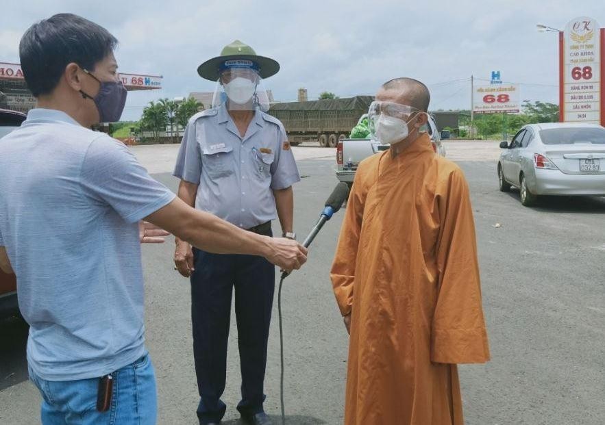 Đại đức Thích Nhuận Lợi, Trưởng ban Trị sự Phật giáo huyện Cư Jut cảm ơn đoàn