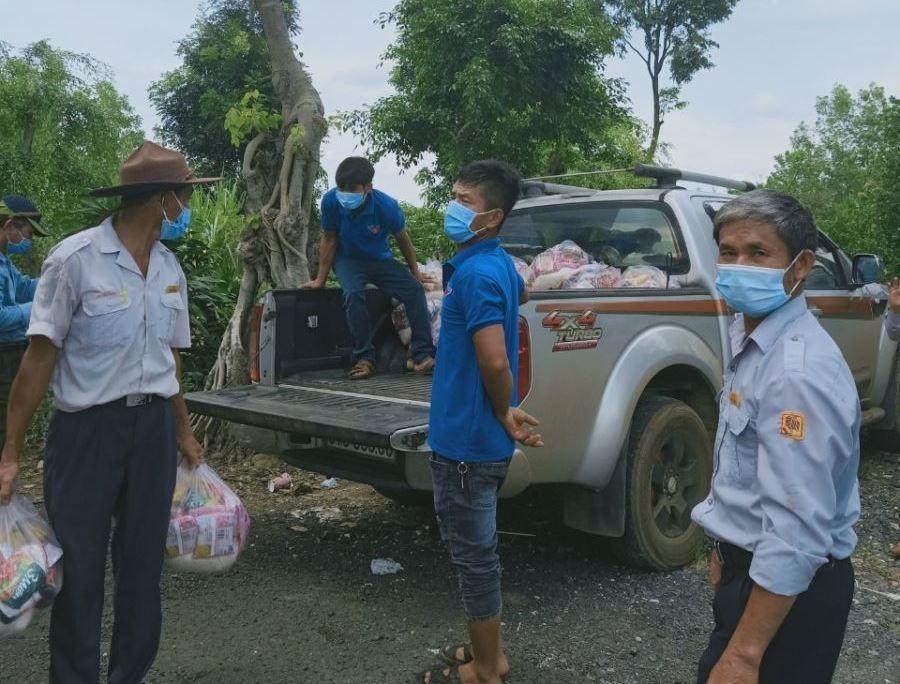 Chuyển quà tặng đến bà con