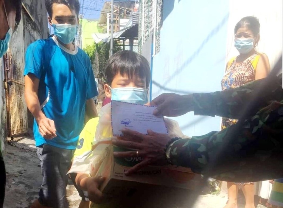 Trao quà đến các cháu có hoàn cảnh đặc biệt khó khăn Trao quà đến các cháu có hoàn cảnh đặc biệt khó khăn