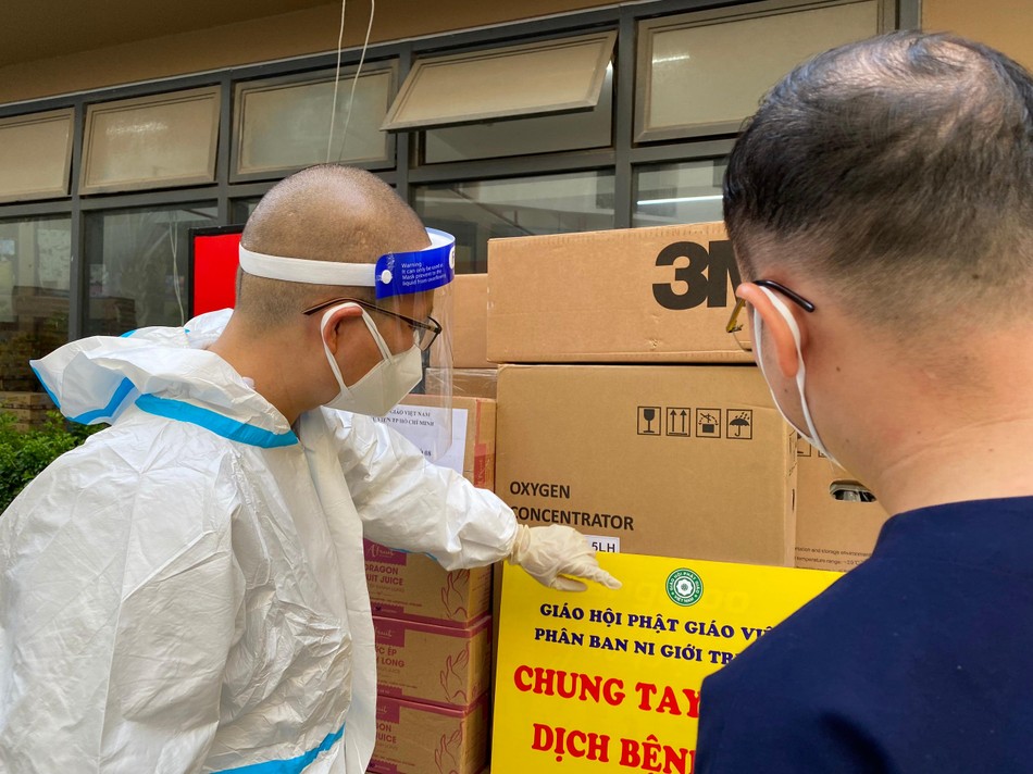 Sư cô Thích nữ Huệ Đức trao quà tại Bệnh viện Dã chiến số 8 Sư cô Thích nữ Huệ Đức trao quà tại Bệnh viện Dã chiến số 8